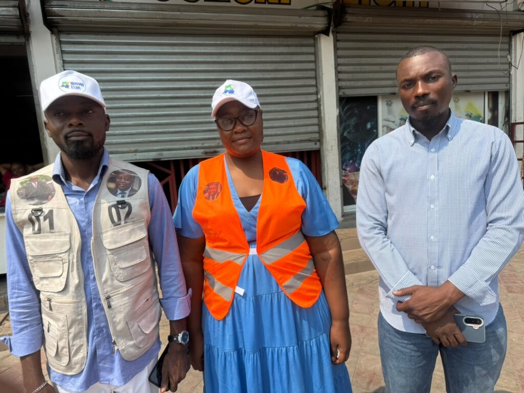 Les militants de Nouvel Élan nettoient les avenues de Kingabwa dans le cadre d'une campagne de salubrité.