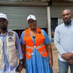 Les militants de Nouvel Élan nettoient les avenues de Kingabwa dans le cadre d'une campagne de salubrité.