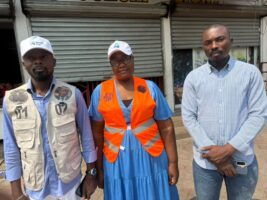 Les militants de Nouvel Élan nettoient les avenues de Kingabwa dans le cadre d'une campagne de salubrité.